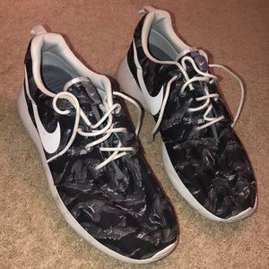 Men’s 10.5 Nike Dark Camo Roshe Shoes